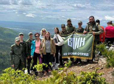 День России на высоте: курсанты Центра «ВОИН» покорили гору Российская