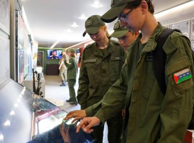 Тюменские курсанты посетили тематические вагоны воинского эшелона «Единство в памяти. Сила в подвиге»