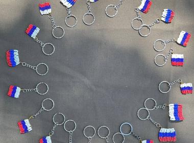 Курсанты Центра «ВОИН» сделали для бойцов СВО более тысячи браслетов жизни ко Дню государственного флага России