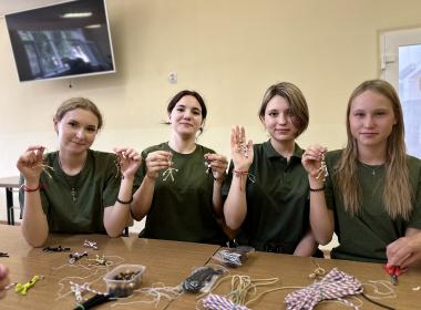 Курсанты Центра «ВОИН» сделали для бойцов СВО более тысячи браслетов жизни ко Дню государственного флага России