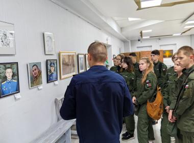 Курсанты псковского филиала Центра «ВОИН» посетили выставку «ZOV сердец» и пообщались с ветеранами СВО