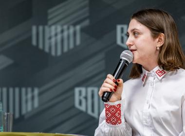 Герой РФ Степан Белов пообщался с курсантами и подарил Центру «ВОИН» флаг танковых войск