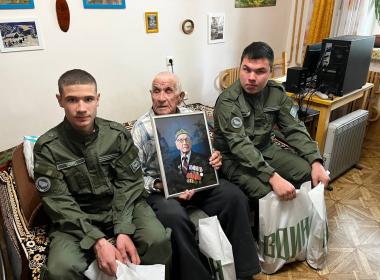 Инструкторы и курсанты Центра «ВОИН» поздравили ветеранов в преддверии Дня Победы